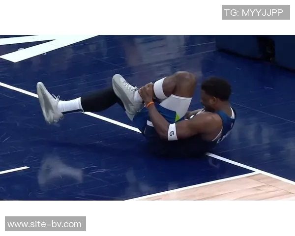 爱德华兹尽管砍下32分11板却因8次失误导致正负值惨淡16